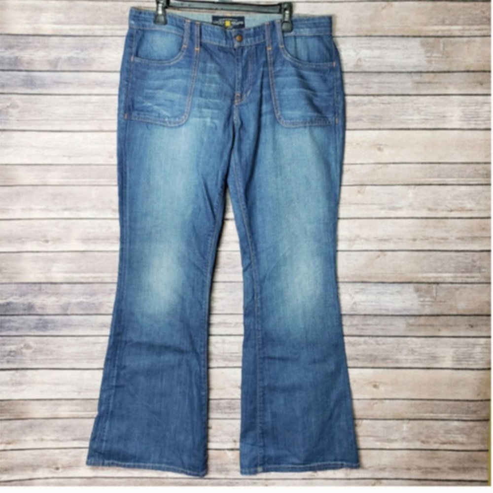 ❤️14 / 32 Lucky Brand Charlie Mid Rise Flare Jeans